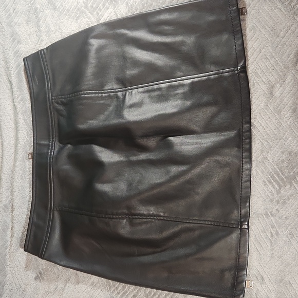 Express, Women's Size 4, Mini Black Faux Leather skirt with  Zipper Detail - Picture 3 of 7